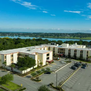 A full view of AdventHealth Lakes Wales' ER building