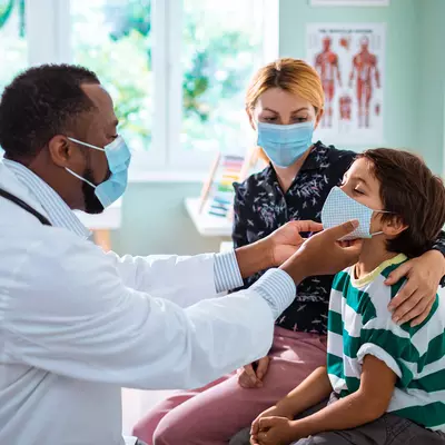 doctor-with-child-patient-and-his-mother-in-office-2000x1333px