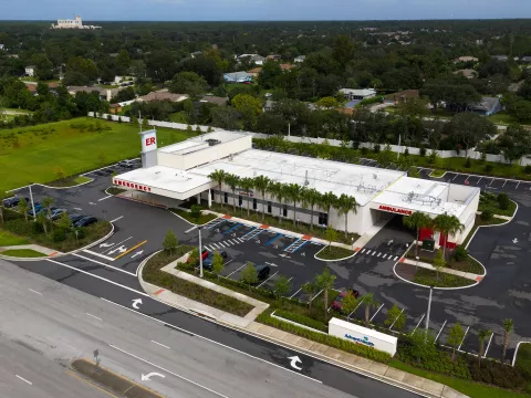 A vast view of the AdventHealth Deltona ER building and its area