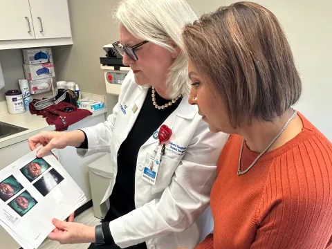 Dr. Gaughan goes over patient Reena Caprario's Cytalux images taken during her lung cancer surgery.