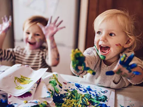 kids-playing-with-paint