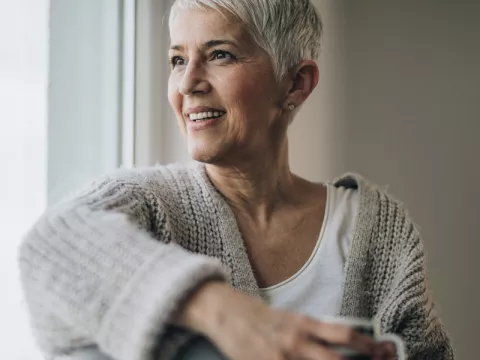 lp-circle-insert-large-digestive-gallbladder-west-woman-smiling-seating-by-a-window