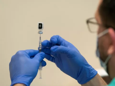 AdventHealth employee prepares vaccine.