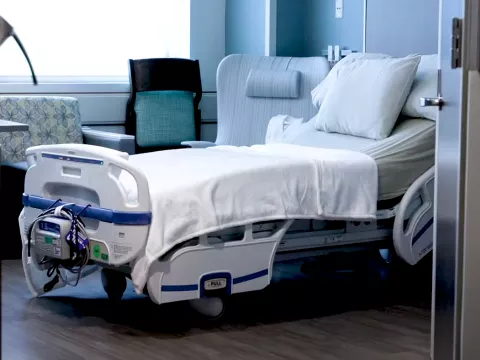 A hospital room with a bed in it.