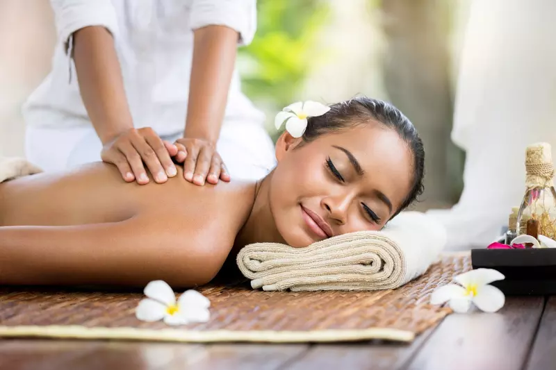 A woman receives a relaxing massage. 