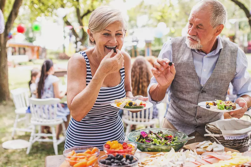 A couple enjoys a heart healthy lunch together.