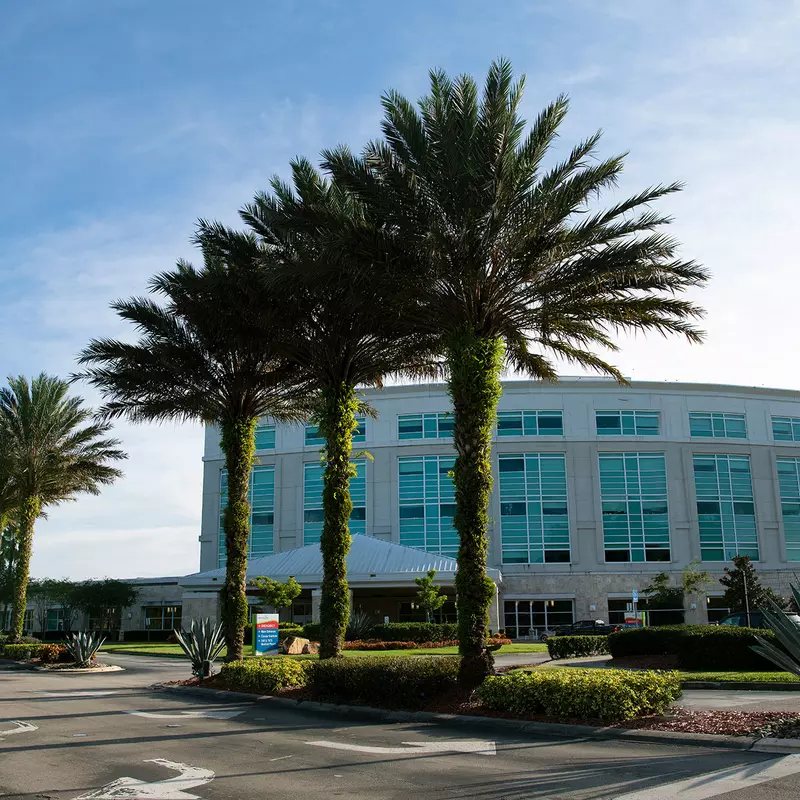 The front entrance of the AdventHealth East Orlando building