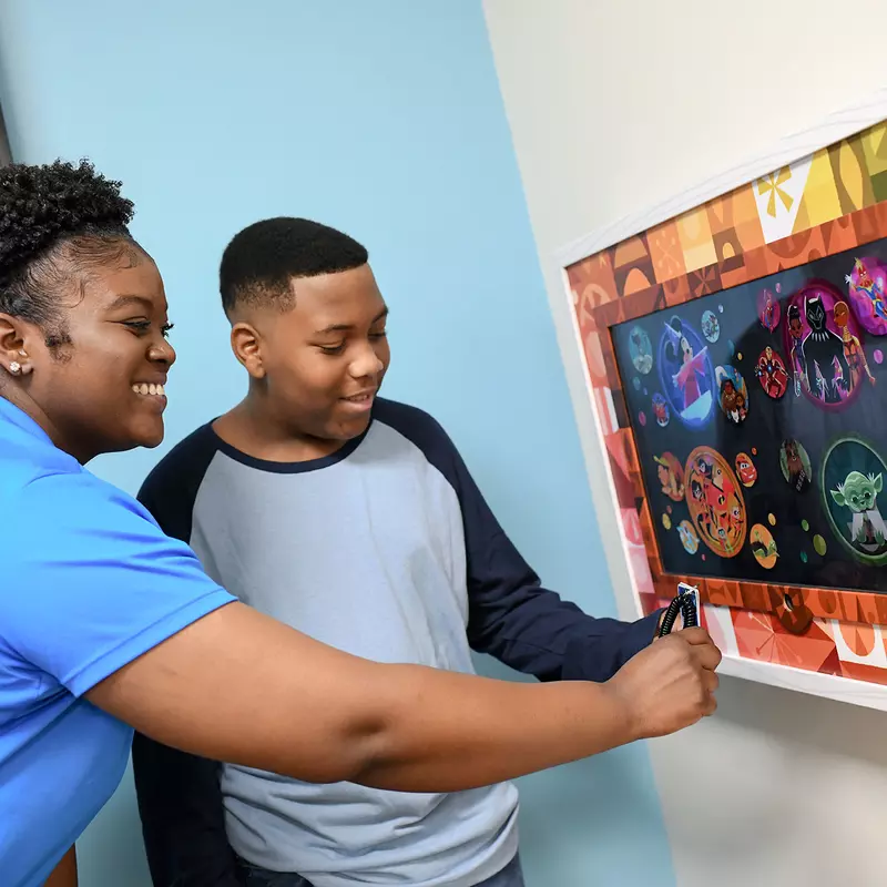 AdventHealth for Children employee showing a patient how to use Magic Art