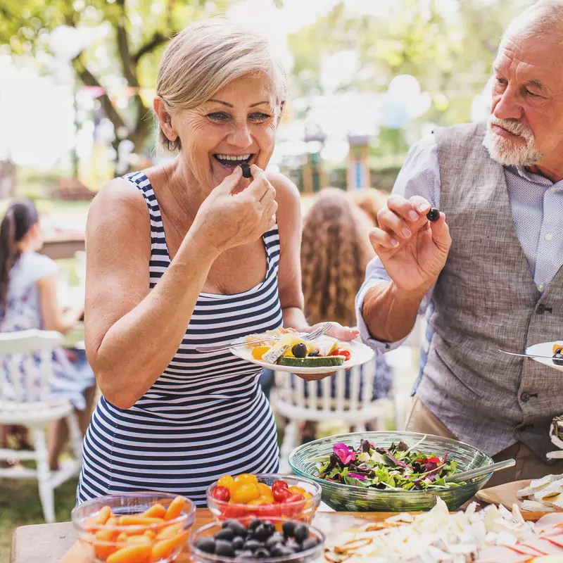 A couple enjoys a heart healthy lunch together.