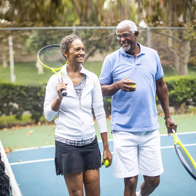 couple playing tennis