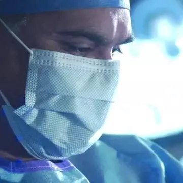 Image of Dr. Vipul Patel operating with the da Vinci Robot