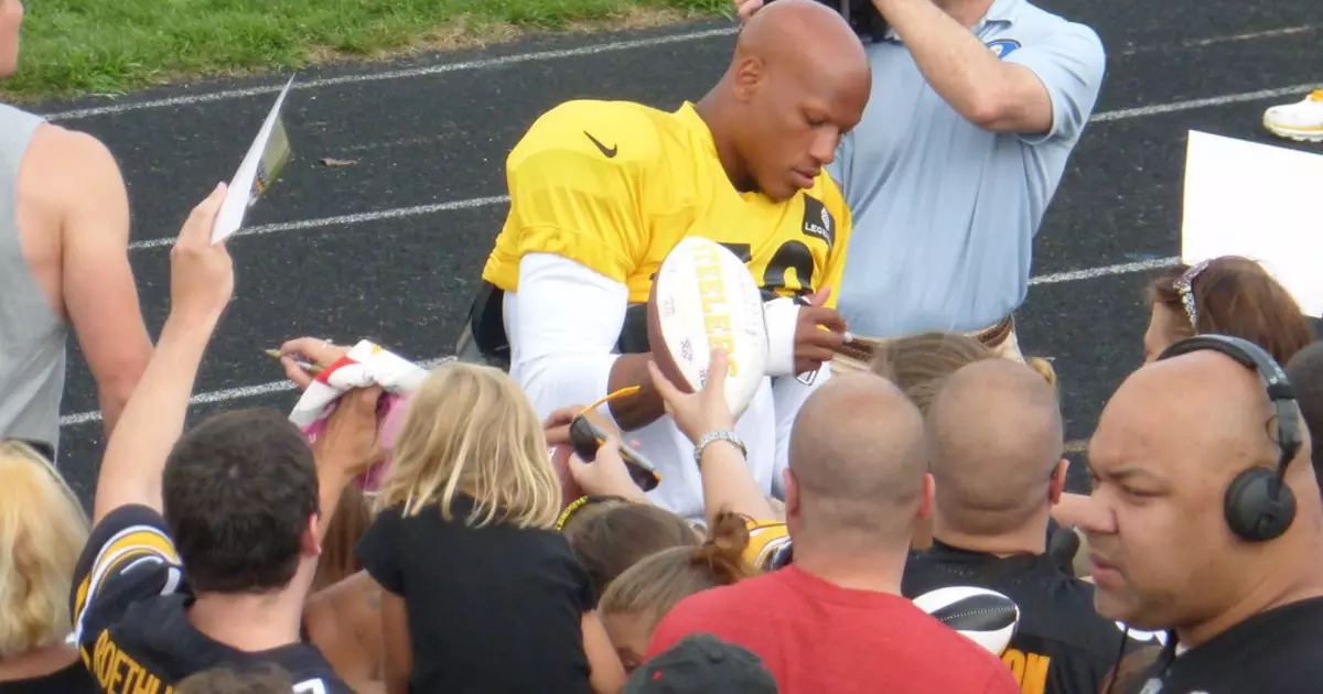 NFL: Steelers LB Ryan Shazier to remain in hospital with spinal injury