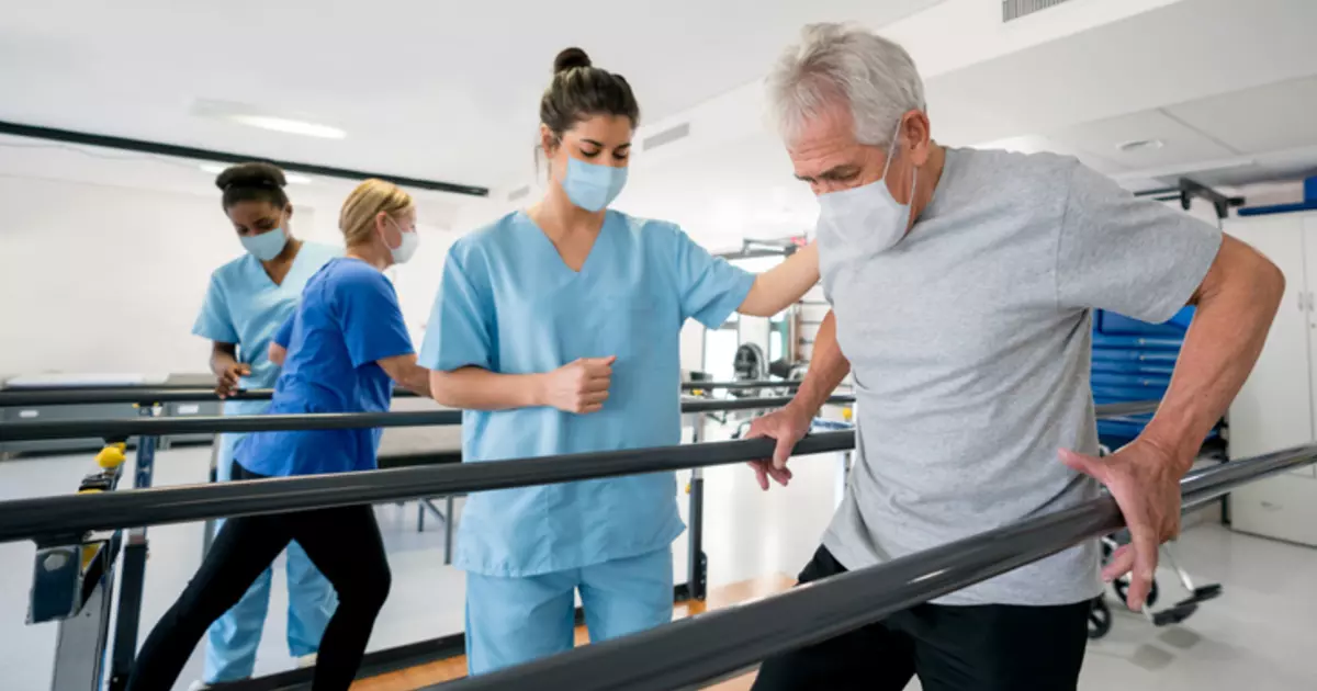 Equipos de rehabilitación de fisioterapia. pacientes y personal de  enfermería en clínica de centro de rehabilitación. conjunto de vectores  isométricos