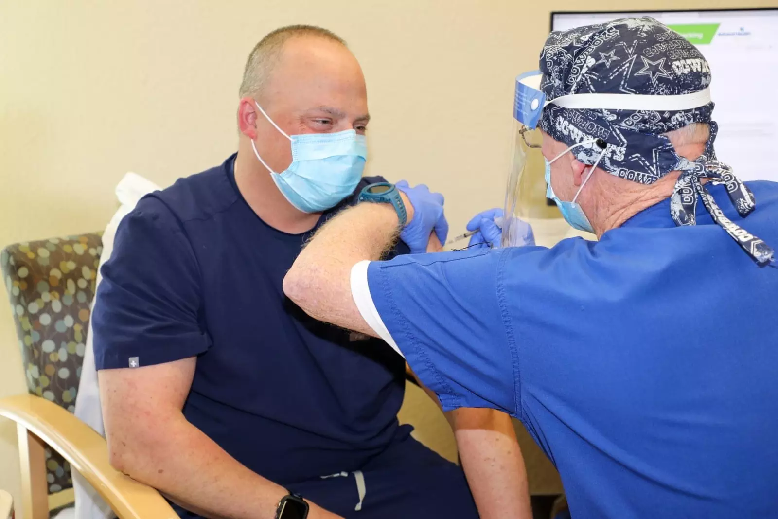 Washburn administered the first COVID-19 vaccine at Texas Health Huguley Hospital Fort Worth to pulmonologist Jason Seiden, MD.