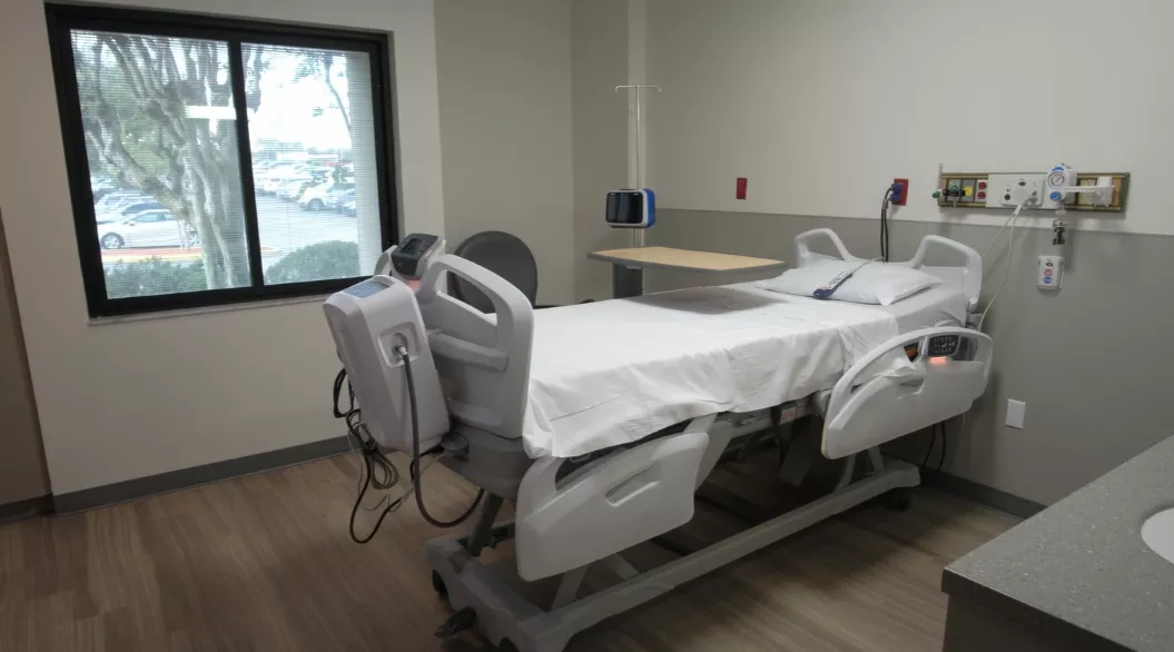 The new unit features 25 private rooms, located just steps away from the operating rooms, to streamline surgical operations and provide a dedicated, comfortable space for patients recovering post-surgery. 